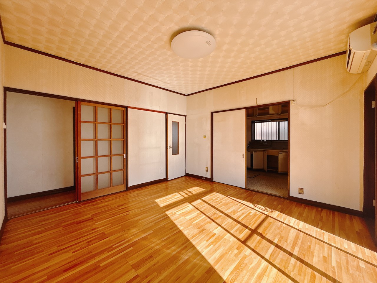 【洋室】隣のキッチンとの間にある建具を撤去すれば、14帖のLDKとして使用できます♪