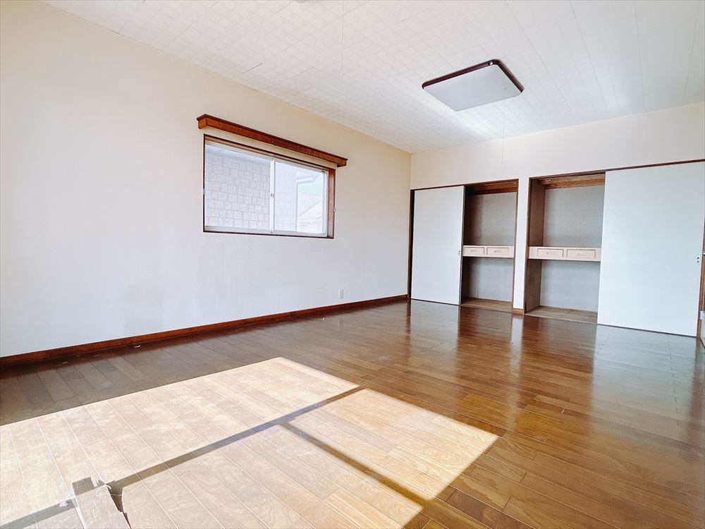 【洋室 】2階の居室は全て収納がございます♪