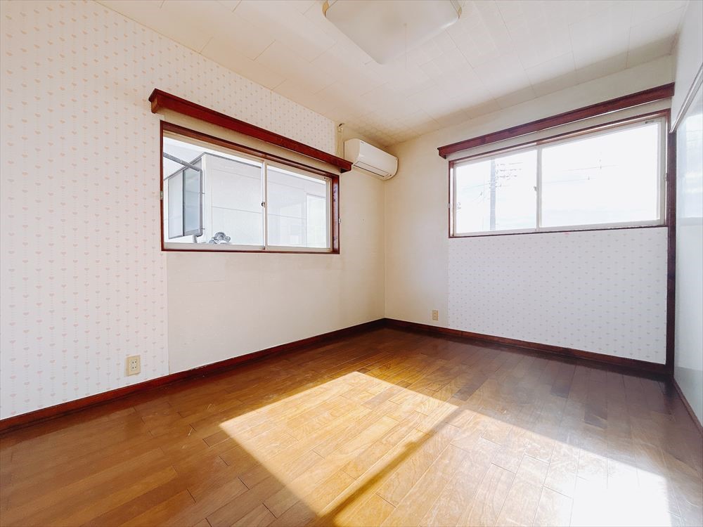 【洋室】部屋は5つあるので、1部屋はストックルームや洗濯物を干す部屋として利用するのも良いですね♪