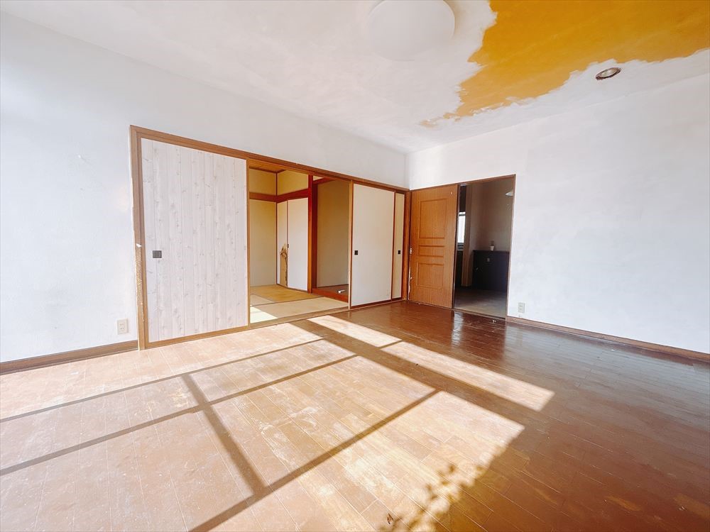 【洋室】ダイニングとの間の建具を撤去すれば、リビングとしても使用できます♪