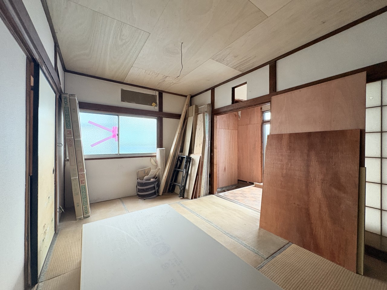 *. 1階和室 .* 優しい光の入るお部屋です。※リフォーム中の写真