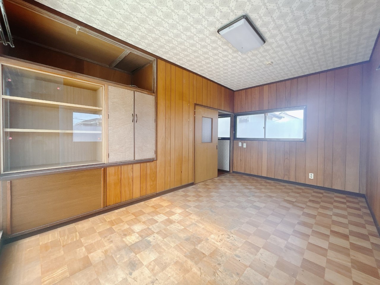 【洋室】備え付けの棚には、思い出の品を飾ることができます♪