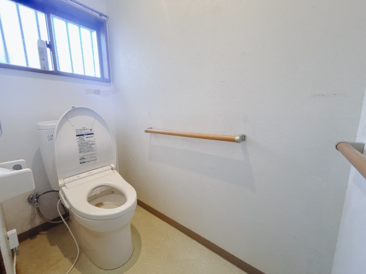 【トイレ】窓があるので換気もらくらく♪