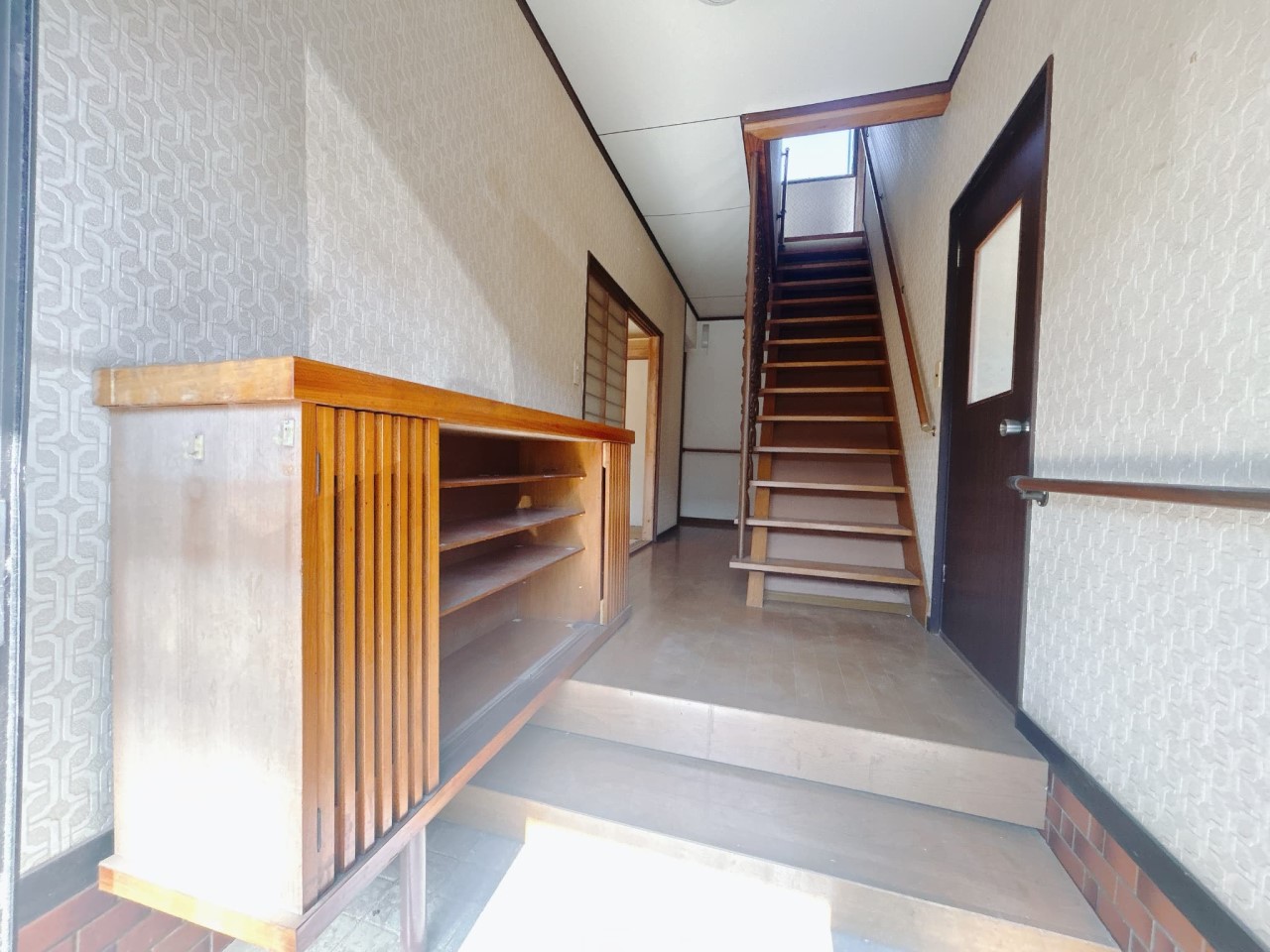 【玄関】自然光が入る明るい玄関♪