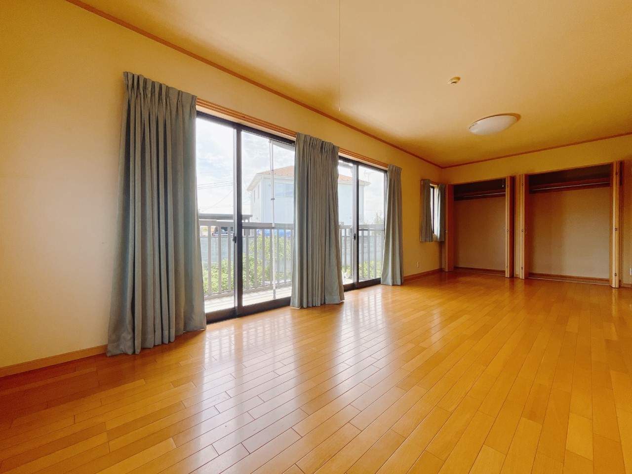 【洋室】広々10.5帖(16.2m2)の2階のお部屋です♪