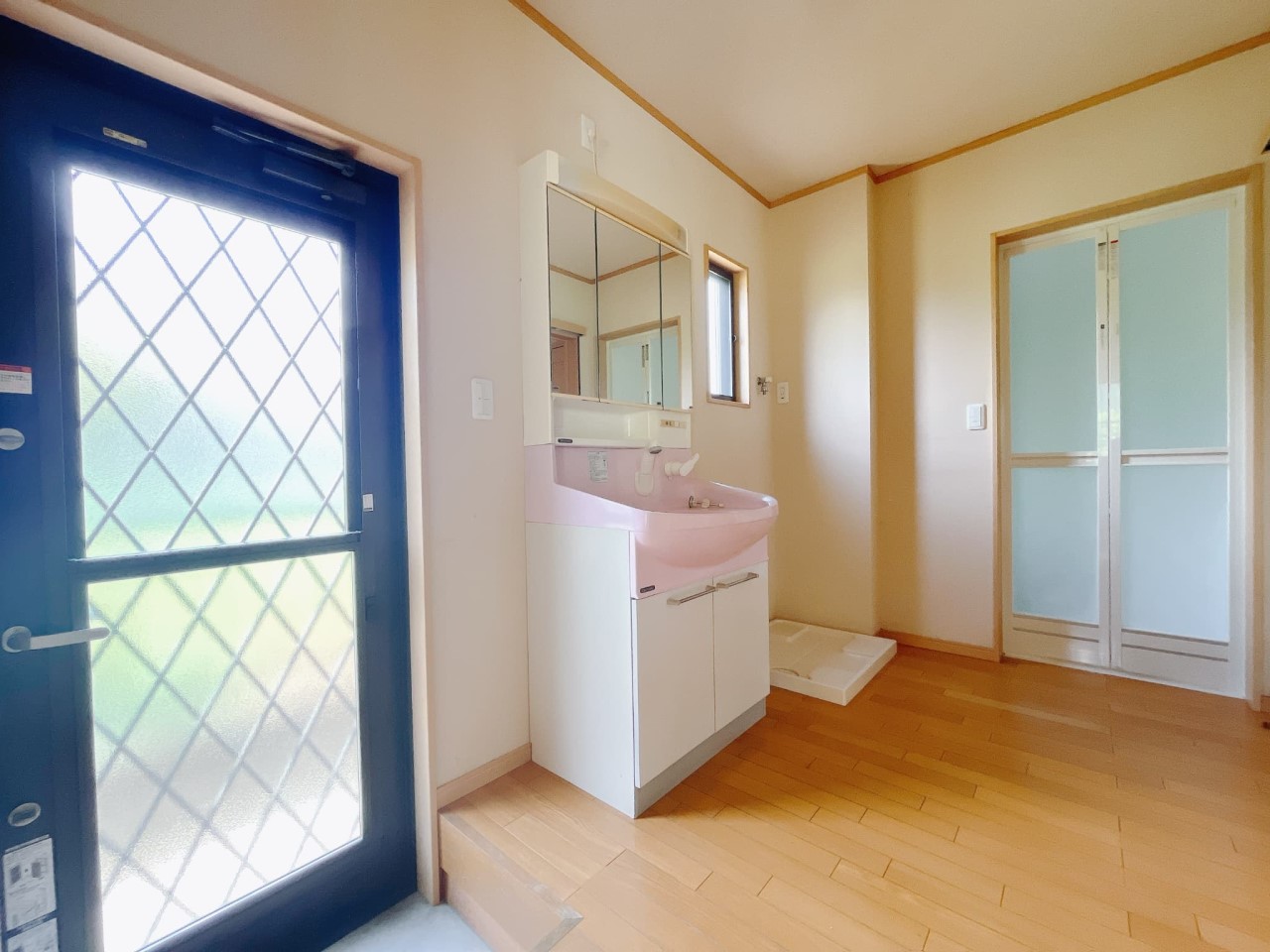 【洗面台】三面鏡になっているので、身支度に大助かり♪