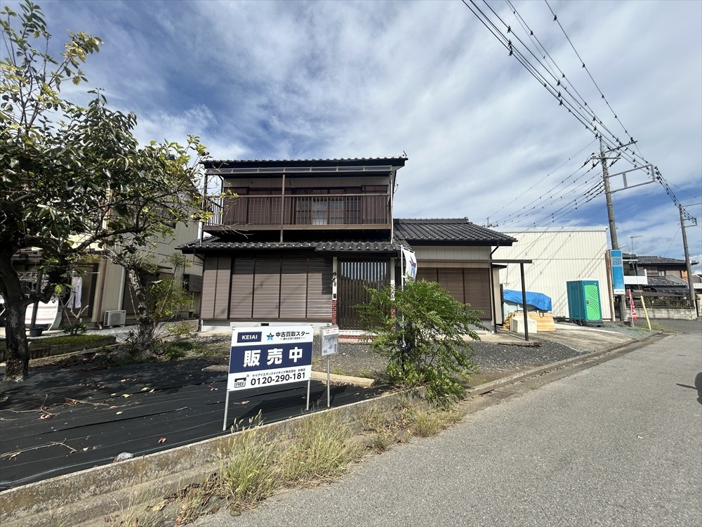 *. 外観 .* ※リフォーム中 土地面積約70坪のゆとりのある広さです♪