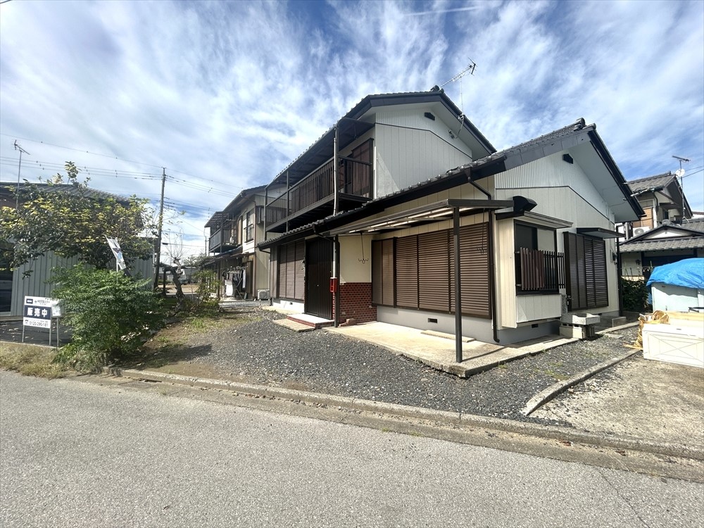 *. 外観 .* ※リフォーム中 小学校徒歩約8分で毎日の通学も安心です♪