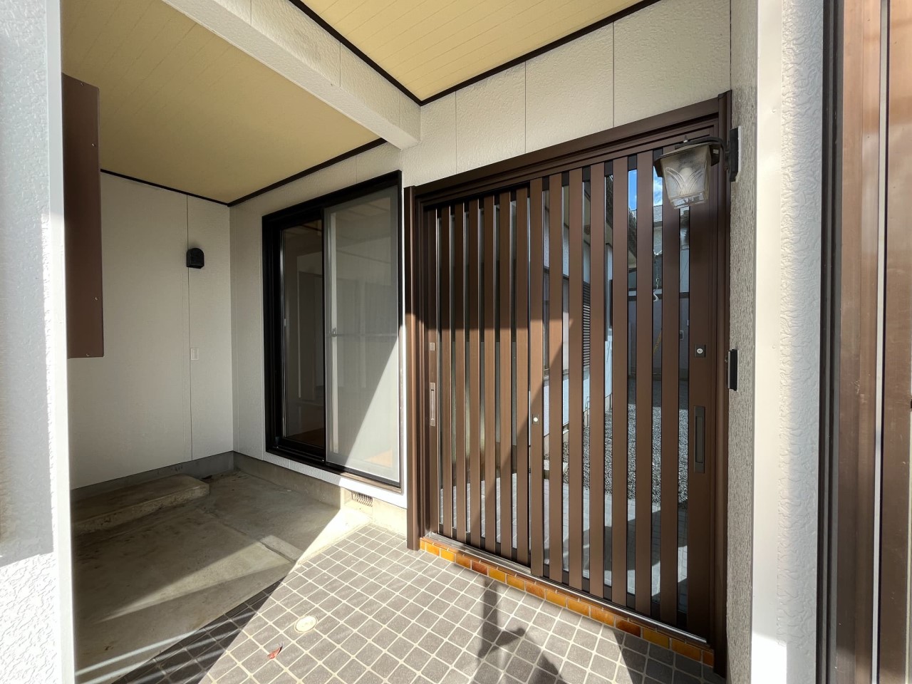 *. 玄関 .* 新しいものに交換しました。引き違いの大きな玄関です♪