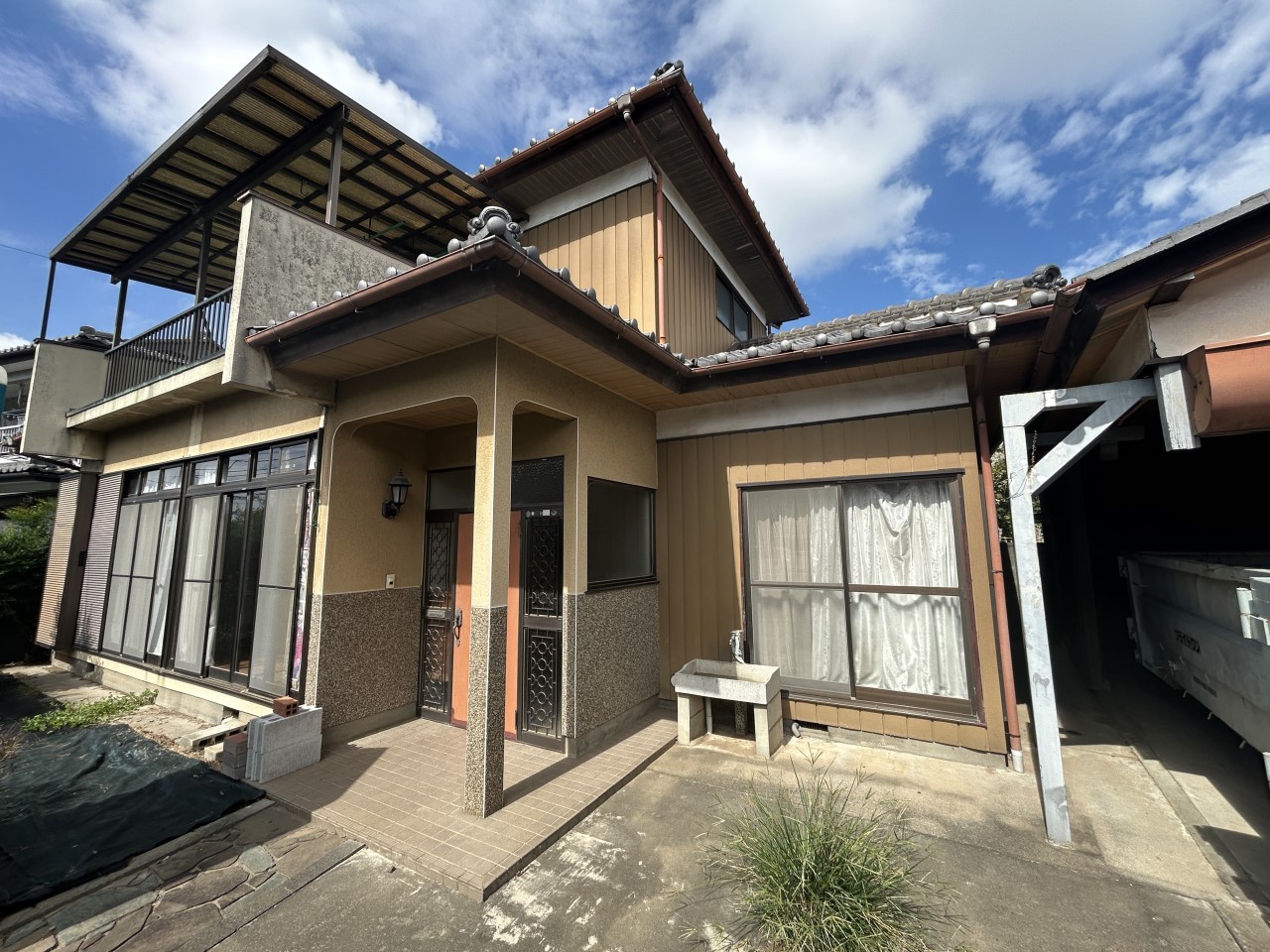 *. 外観 .*※リフォーム中写真 小学校徒歩約13分で毎日の通学も安心です♪