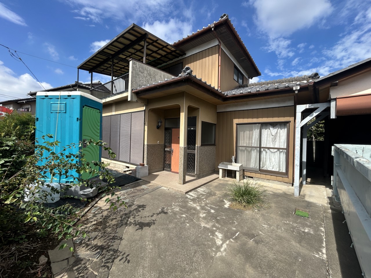 *. 外観 .*※リフォーム中写真 スーパー、コンビニ徒歩9分以内のお買い物に便利な立地です♪