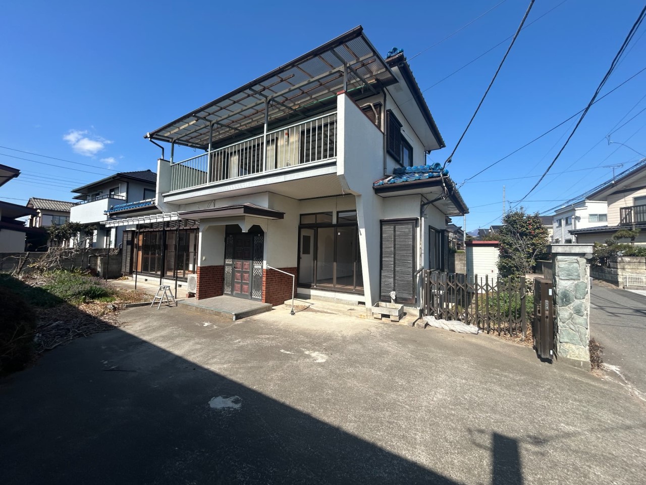 【外観】駐車部分はコンクリートが敷いてあるため、雨の日でも足元がドロドロになりません♪