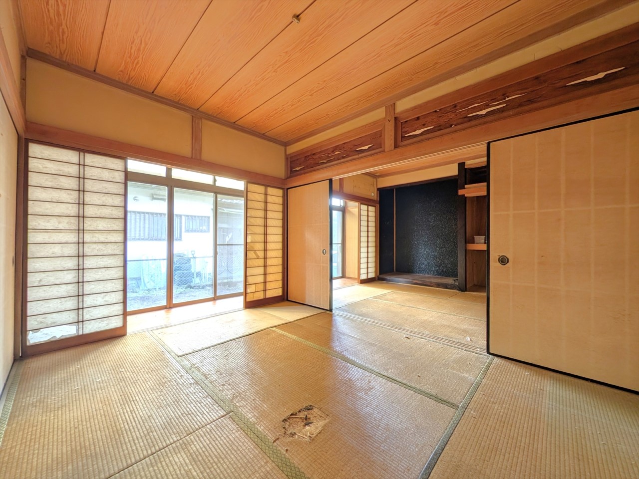 1F中央の和室は洋室に変更予定!日当たりがよくお洗濯ものを乾かしたりお昼寝をするのにぴったりです♪※リフォーム前の写真です(2025.10月撮影)