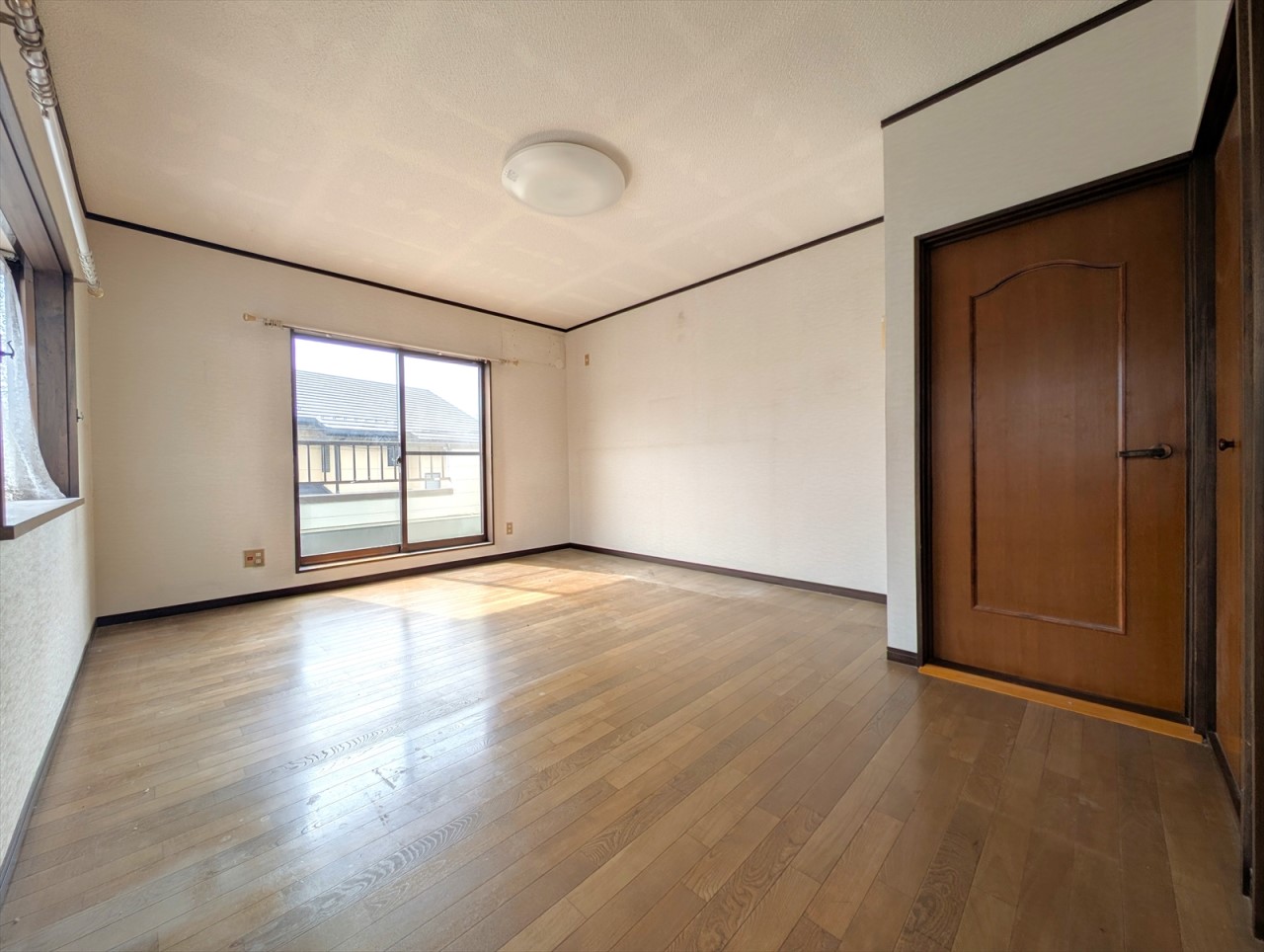 【2F洋室】明るく過ごしやすい空間です♪(2025.10月撮影)※リフォーム前写真