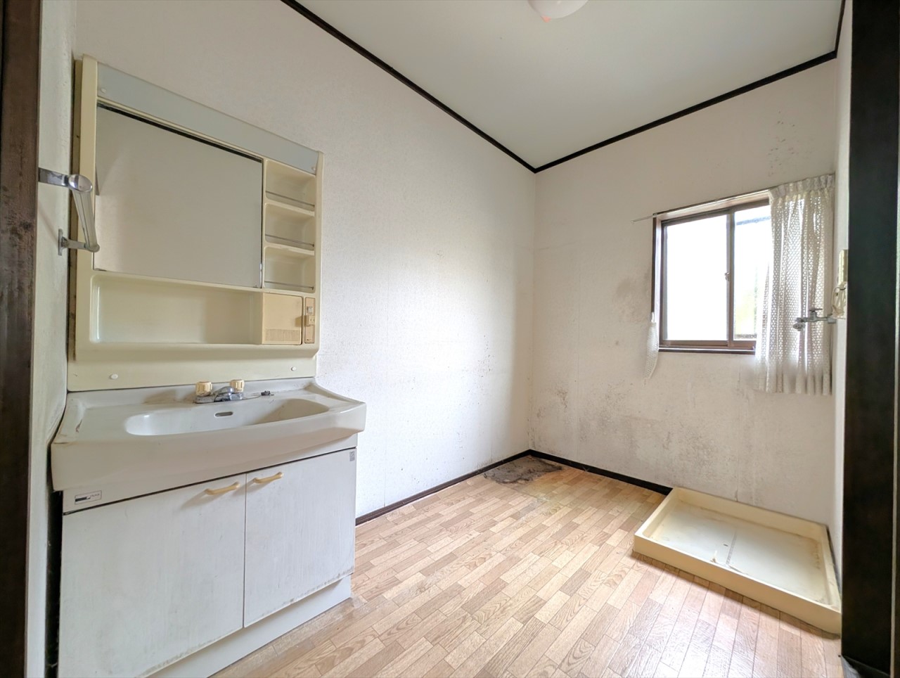 【洗面脱衣室】洗濯機を置いてもゆとりのある洗面脱衣室です♪棚などを置けばタオルや着替えも置いておけます♪(2025年10月撮影)※リフォーム前写真