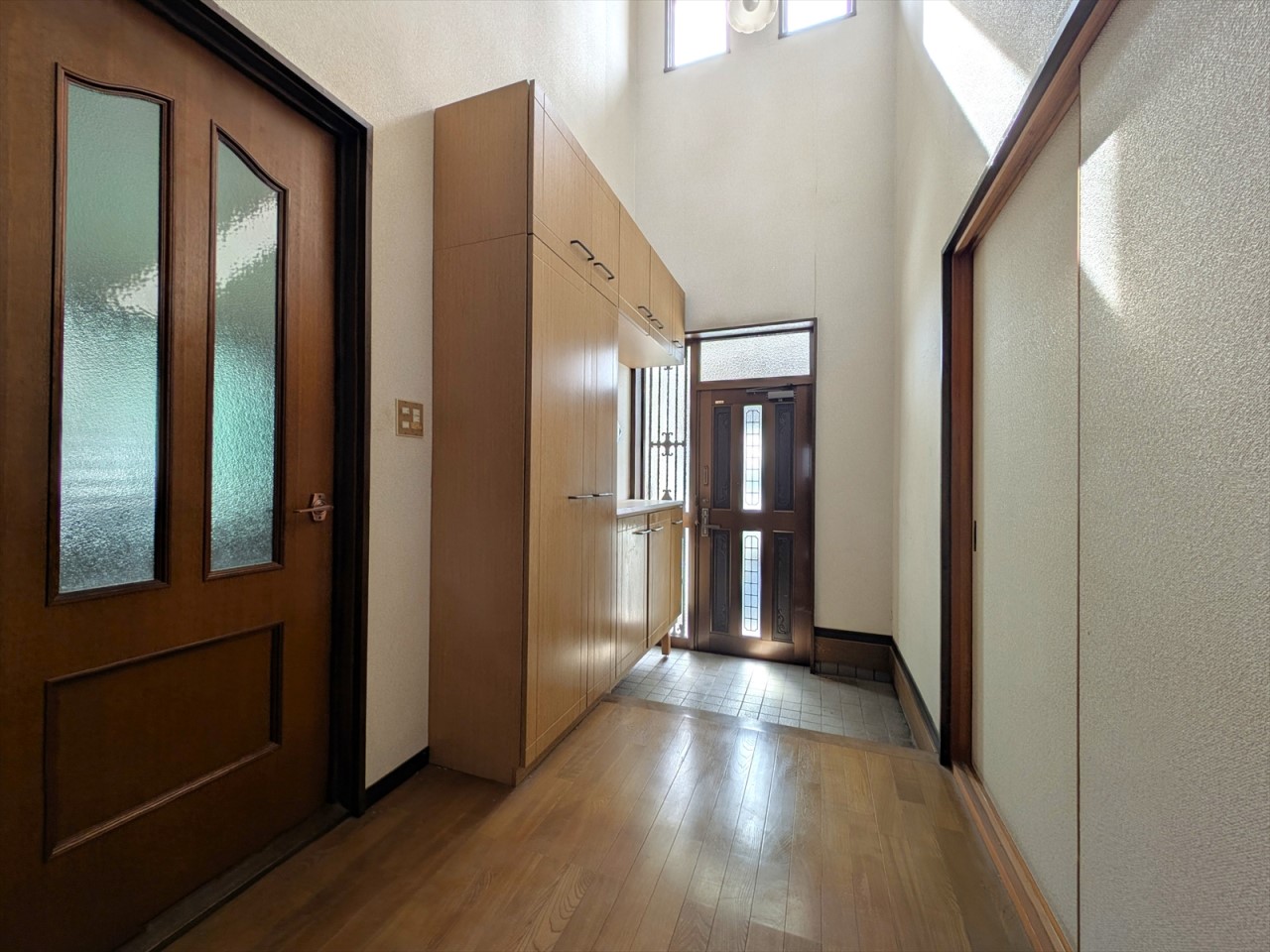 【玄関】大人が二人並んでもゆとりのある広々とした玄関です♪朝の忙しい時間でも順番待ちをせずに済みます♪(2025年10月撮影)※リフォーム前写真