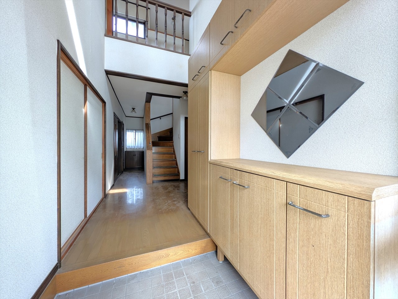 【玄関】玄関上部が吹き抜けなので、いつも明るく開放感のある空間にしてくれます♪大容量のシューズボックス付きなので靴の収納場所にも困りません♪(2025年10月撮影)※リフォーム前写真