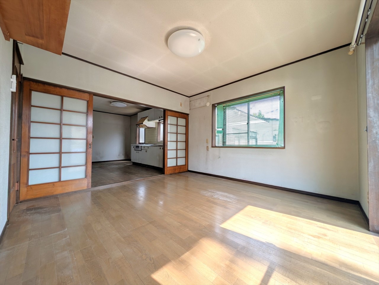 【リビング】2面採光でリビングはいつも明るい光が差し込みます♪(2025年10月撮影)※リフォーム前写真