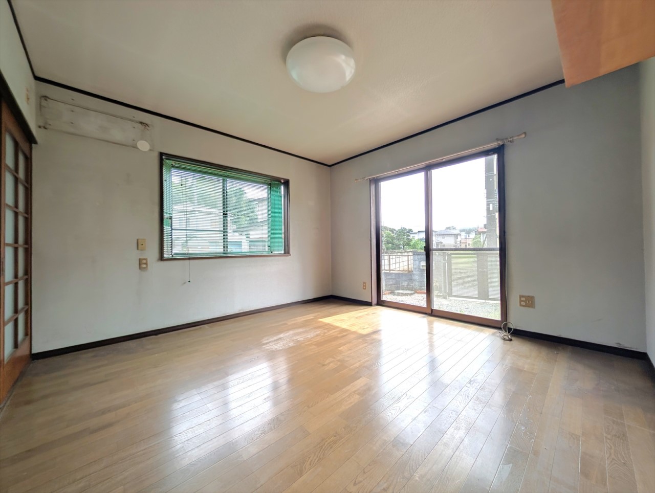 【リビング】ソファーやテーブルを置いても充分な広さを保てます♪(2025年10月撮影)※リフォーム前写真