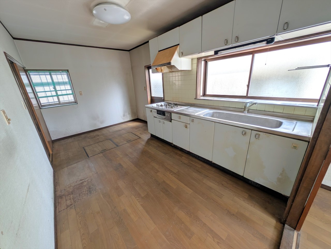 【キッチン】広々キッチン♪キッチンはリフォーム予定です♪(現地内観2025.10月撮影)※リフォーム前の写真です。