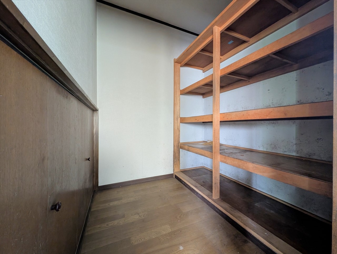 【パントリー】キッチンには大容量のキッチンパントリー付き!(2025年10月撮影)※リフォーム前写真