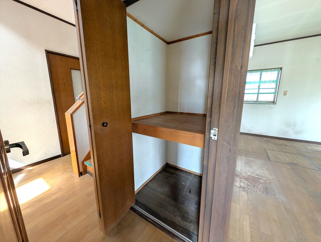 【1階廊下】1階廊下にも大容量の収納スペースがございます♪掃除用を収納したり、日用品のストックを収納したりできるので、お部屋をより広く活用できます♪(2025年10月撮影)※リフォーム前写真