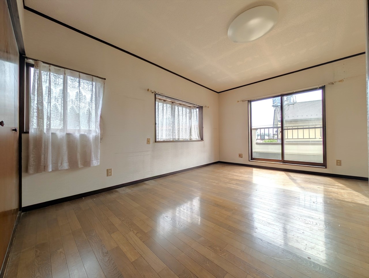 【2F洋室】9.5帖の洋室♪家具を置いても広いスペースを保てます!!(2025.10月撮影)※リフォーム前写真