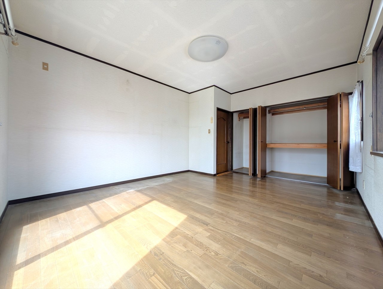 【2F洋室】たっぷりの収納付きなのでお部屋をいつでもスッキリ保てます♪(2025年10月撮影)※リフォーム前写真