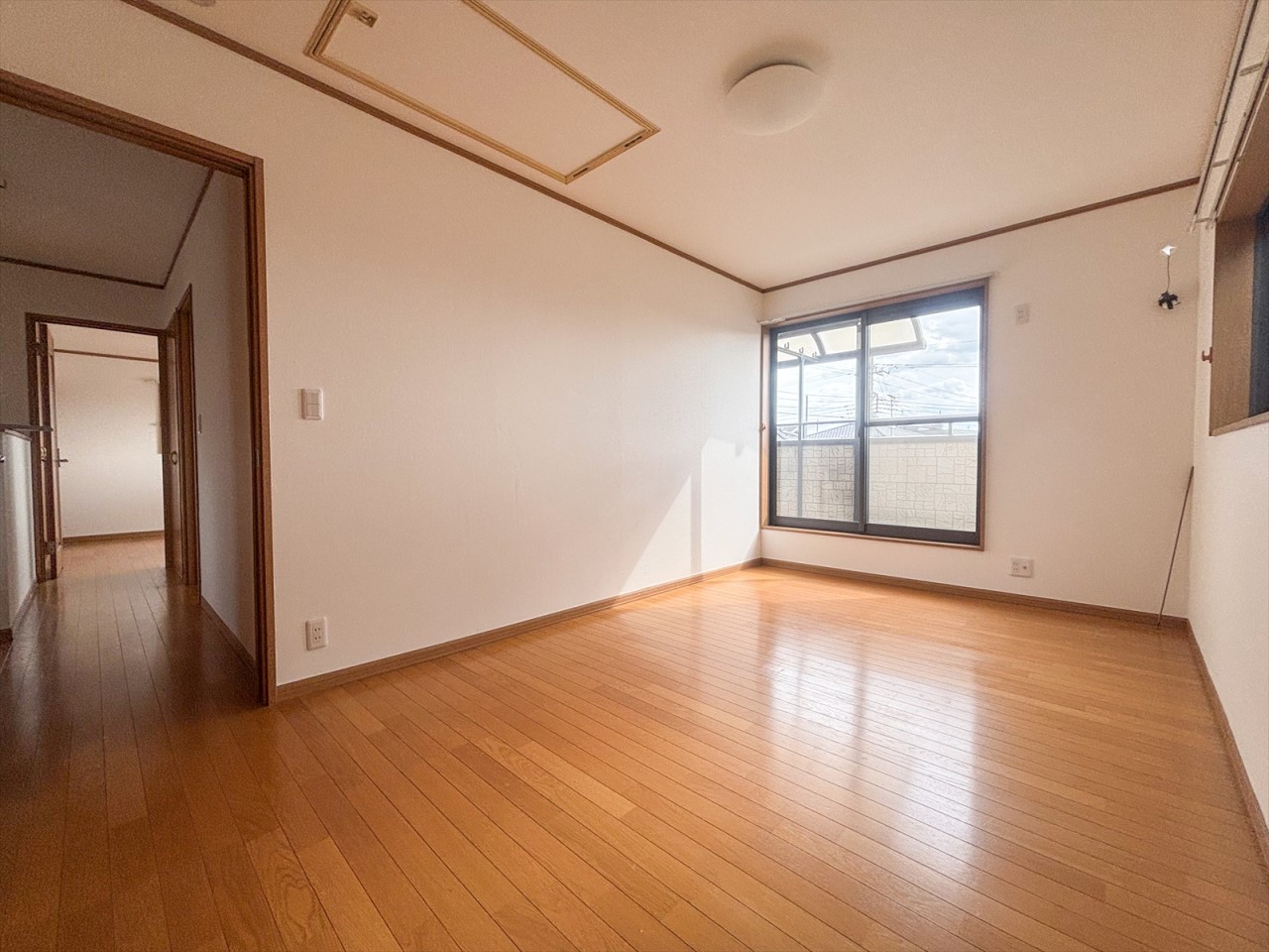 【2F洋室7.5帖】広さがあるので家具を置いてもゆったりと過ごせます♪(2025年9月撮影)※リフォーム前写真