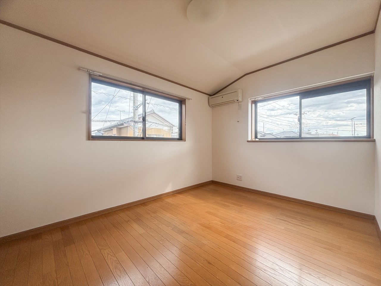 【2F洋室6帖東側】2面採光で陽当り良好!寝室にピッタリの広さです♪(2025年9月撮影)※リフォーム前写真