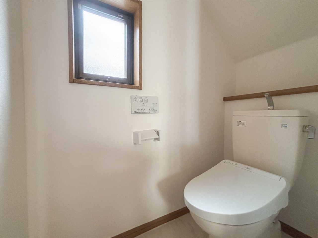 【トイレ】トイレは1階と2階にございます♪窓があるのでお掃除の際の空気の入れ替えも楽ちんです♪(2025年9月撮影)※リフォーム前写真