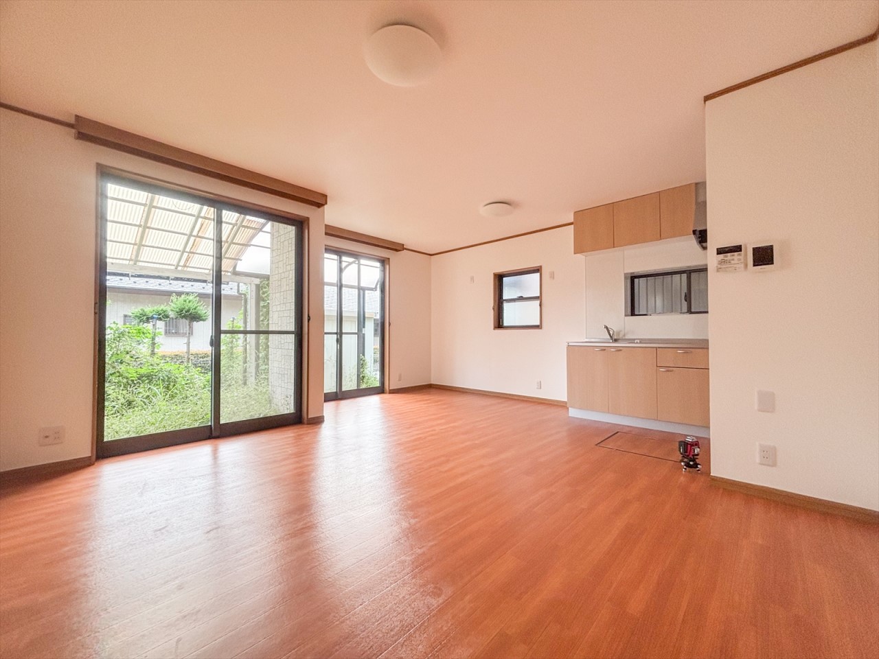 【LDK】13.9帖の広々としたリビング♪開放感があり過ごしやすい空間です♪(2025年9月撮影)※リフォーム前写真