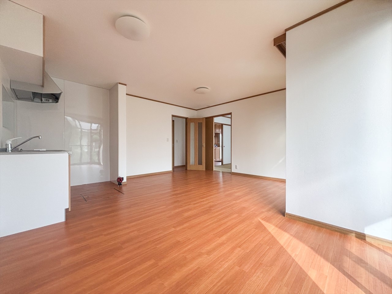 【LDK】2面採光でリビングはいつも明るい光が差し込みます♪(2025年9月撮影)※リフォーム前写真