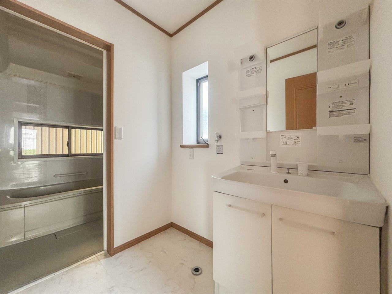 【洗面脱衣室】洗濯機を置いてもゆとりある広さの洗面脱衣室です!収納スペースもございます♪(2025年9月撮影)※リフォーム前写真