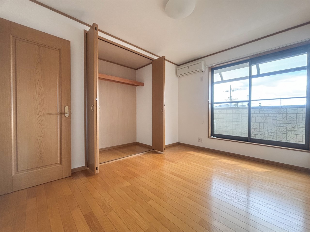 【2F洋室6帖】たっぷりの収納付きなのでお部屋をいつでもスッキリ保てます♪(2025年9月撮影)※リフォーム前写真