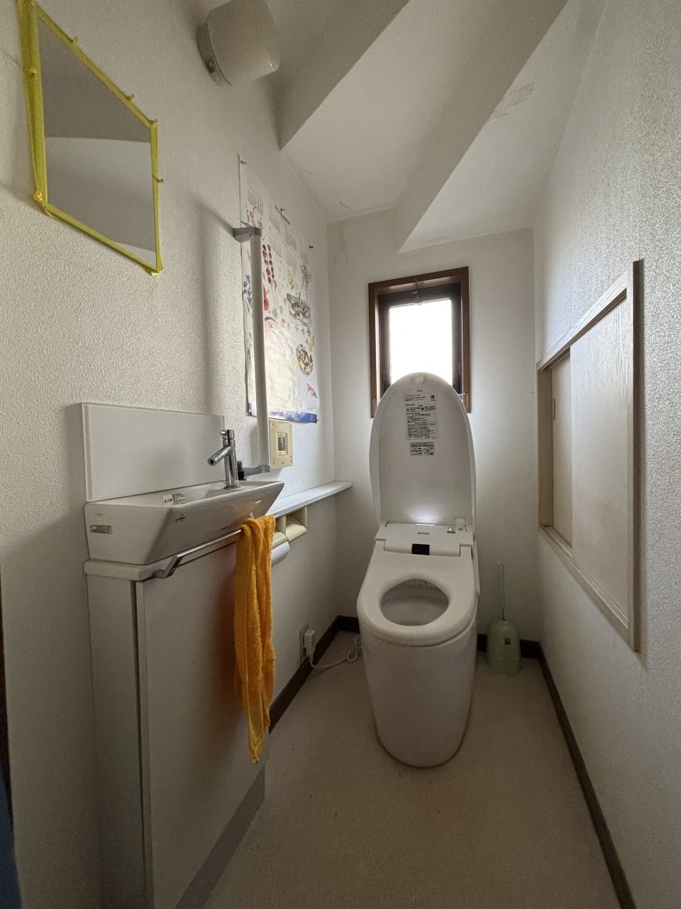 【1Fトイレ】手すりのついたトイレなので、足腰の弱い方にも安心です!窓も付いているので空気の入れ替えもしやすくなっています♪(2026年2月撮影)