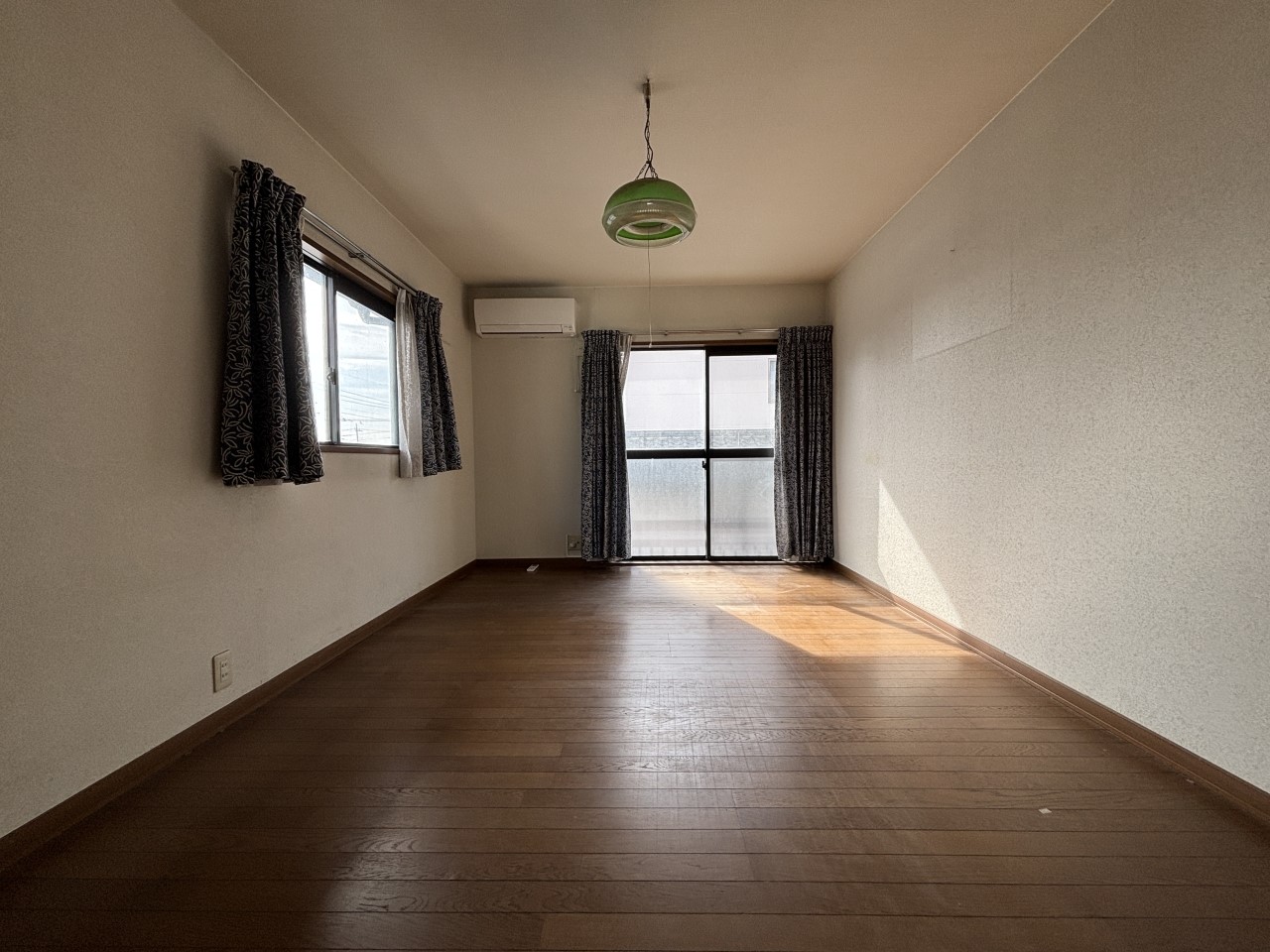 【8.2帖洋室】2面採光の明るく過ごしやすい空間です♪(2026年2月撮影)