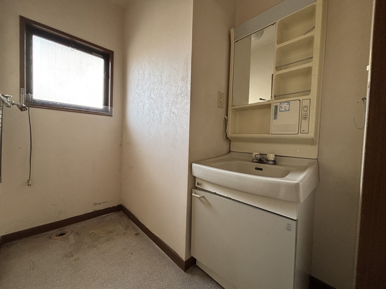 【脱衣所】自然の光が差し込む洗面化粧台付き。(2026年2月撮影)