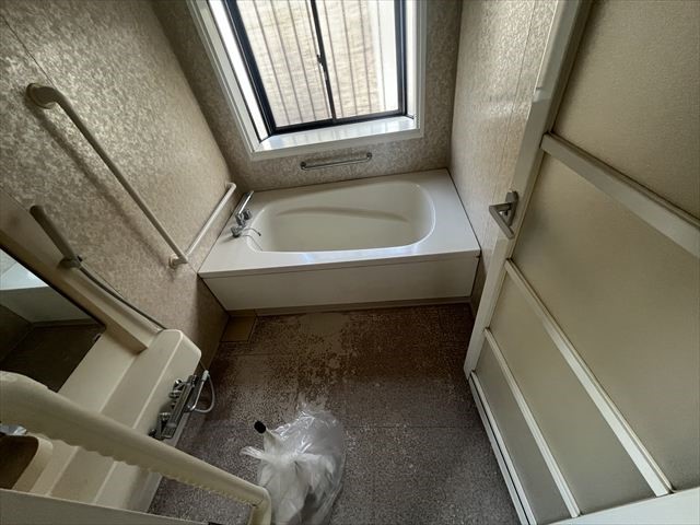 【浴室】窓が付きで換気しやすいコンパクトなお風呂です♪※2026年2月撮影