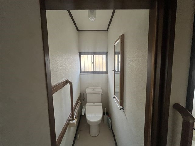 【トイレ】窓付きで換気もスムーズなトイレ。手すり付きで家族みんな安心♪ ※2026年2月撮影