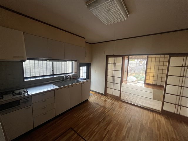 【ダイニングキッチン】キッチンの目の前に窓があるのでらくらく換気♪※2026年2月撮影