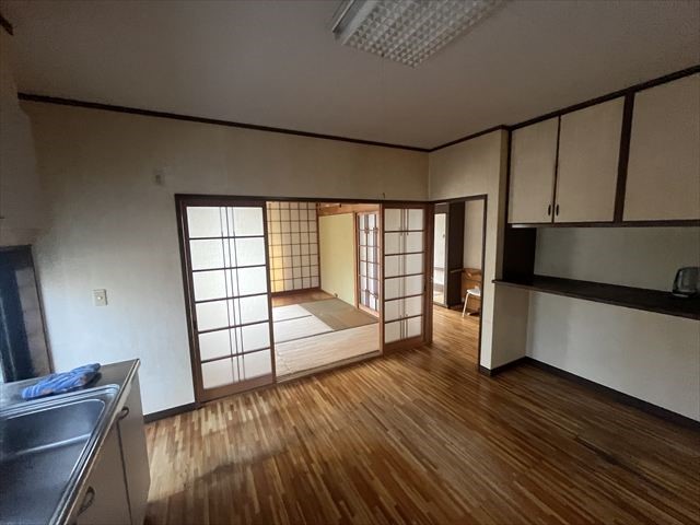 【ダイニングキッチン】家族の会話が弾むダイニング。木の温もりを感じる空間♪※2026年2月撮影