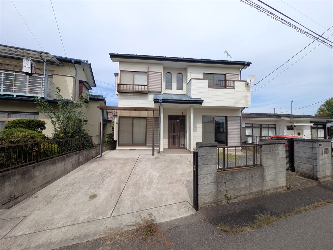 【外観】買物施設が徒歩圏内に充実した嬉しい立地です♪小学校までも徒歩5分と近いので、お子様の通学にも安心です♪(2025年10月撮影)※リフォーム前写真