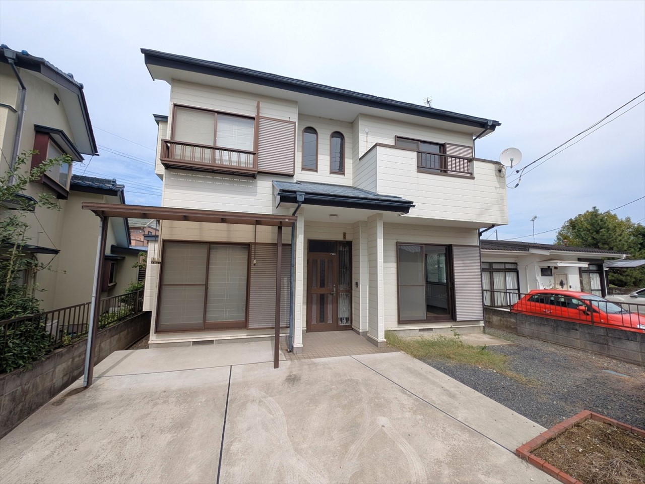 【外観】南面にお庭があるので、建物の陽当たりが守られます♪お庭でガーデニングなども楽しめますね♪(2025年10月撮影)※リフォーム前写真