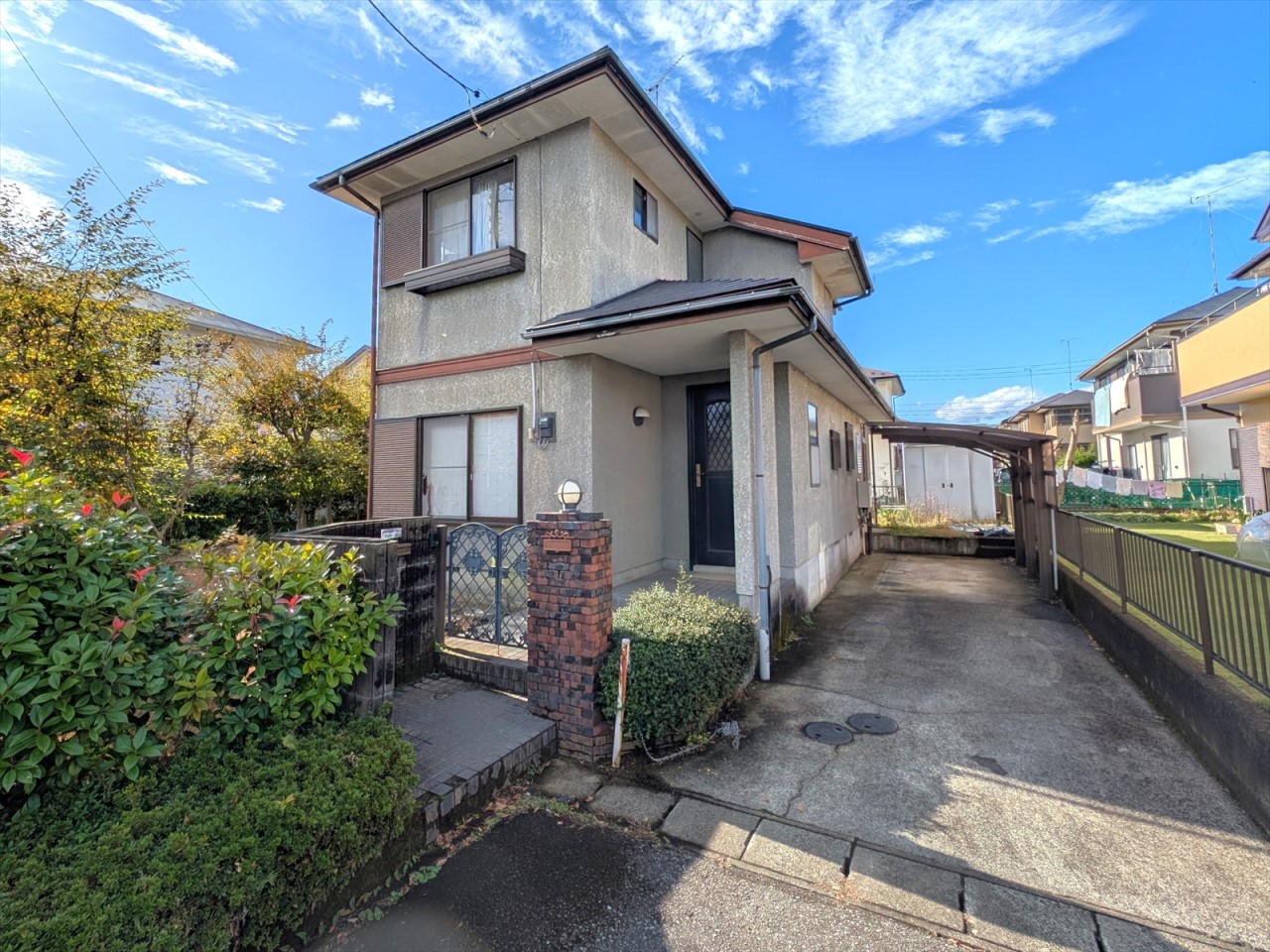 コンビニ徒歩7分の閑静な住宅街です♪通り抜けができない前面道路なので知らない人が入ってきにくく、防犯面も安心です♪(2025年11月撮影)※リフォーム前写真