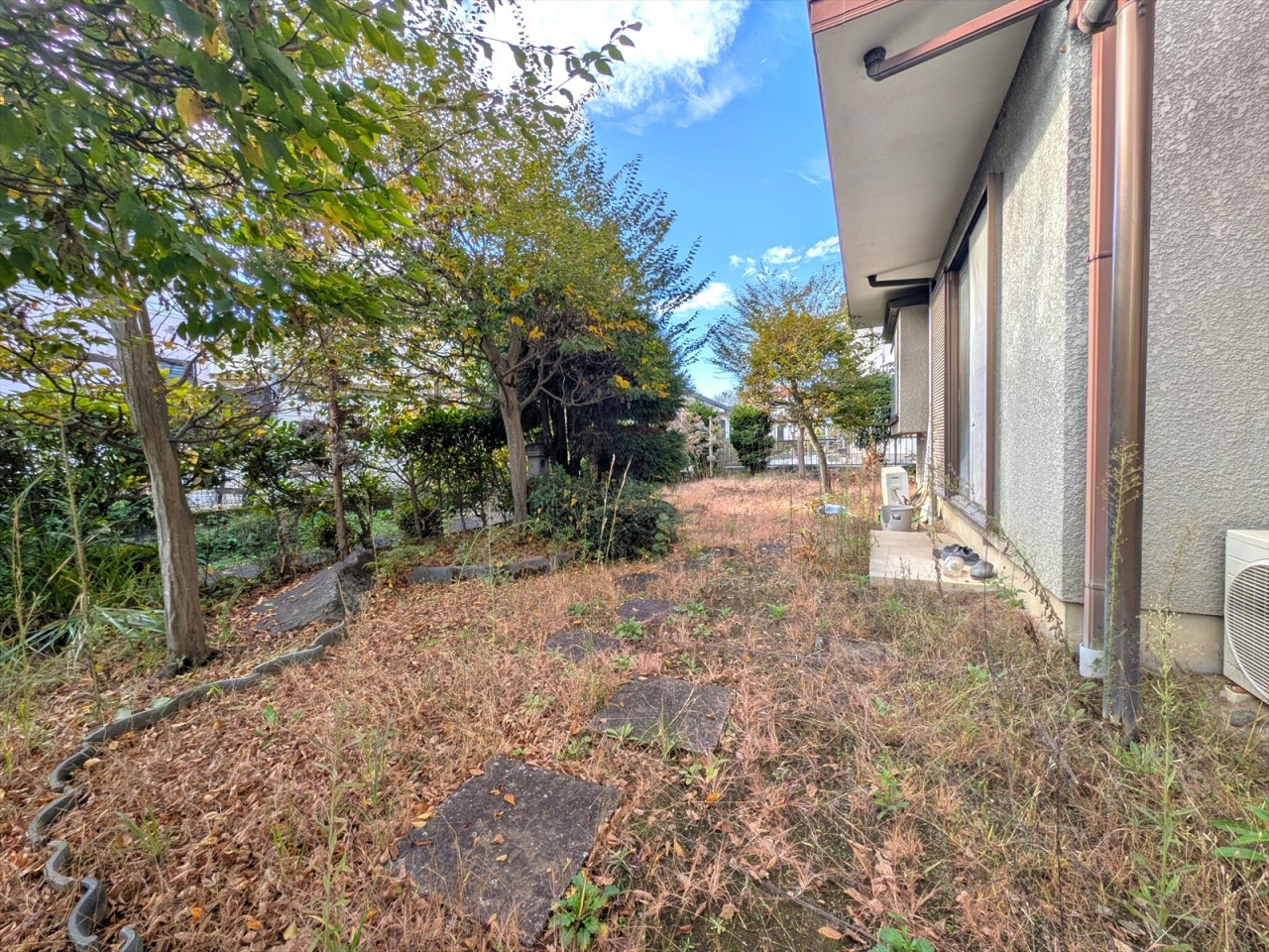 建物北側の2台分の駐車スペースとは別に、南面には広々としたお庭スペースがございます♪ガーデニングが趣味の方にも嬉しい広さです♪(2025年11月撮影)※リフォーム前写真