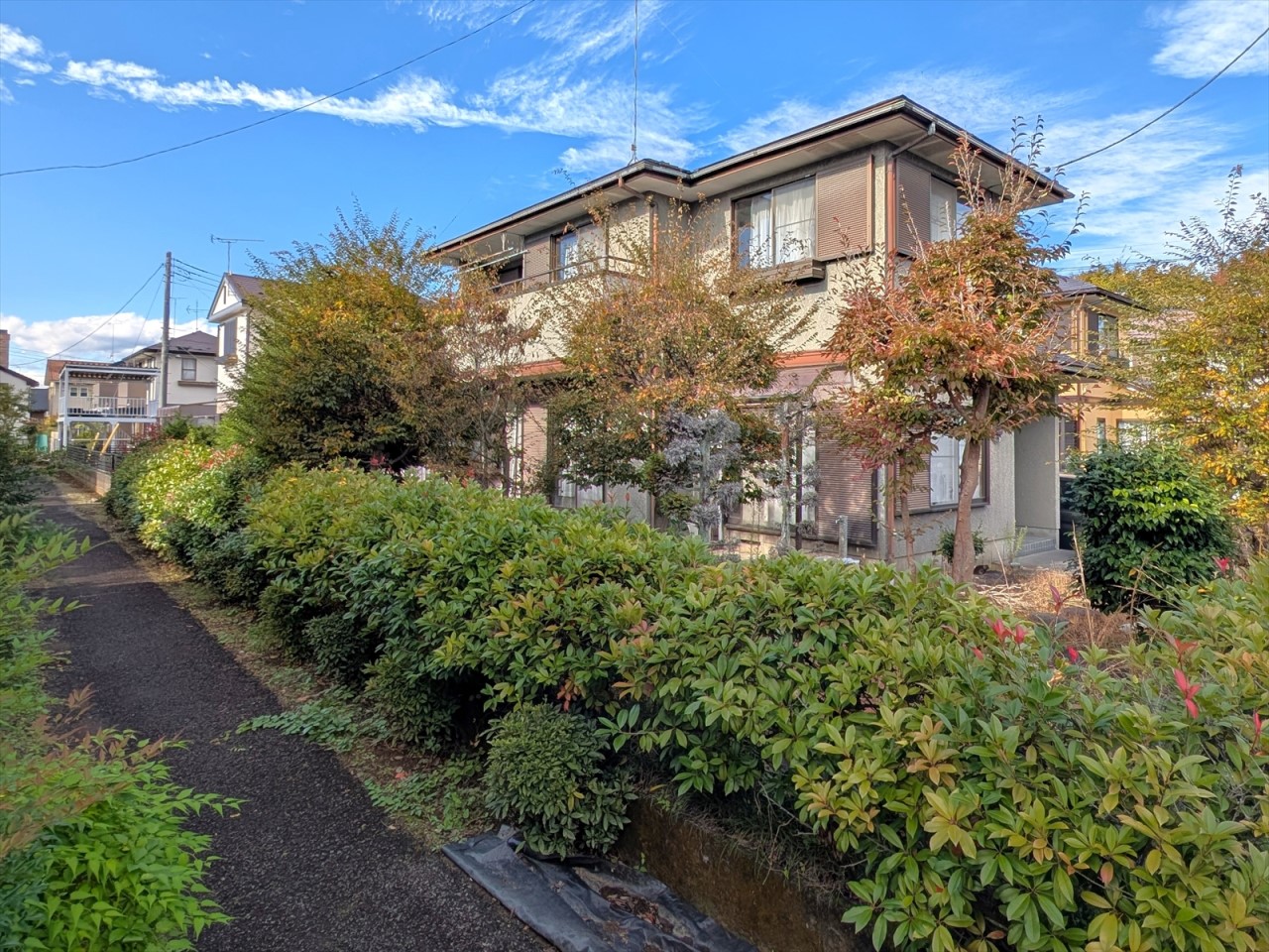 敷地の南側には遊歩道があるのでお家の陽当たりも守られます♪お散歩やランニングなども楽しめる嬉しい仕様です♪(2025年11月撮影)※リフォーム前写真