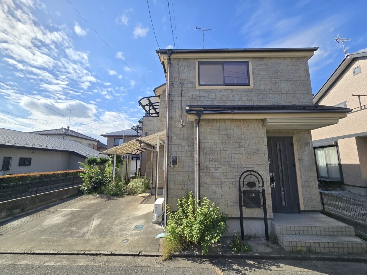 【外観】4LDKの2階建て!!リフォーム中でも見学可能です♪(2025年10月撮影)