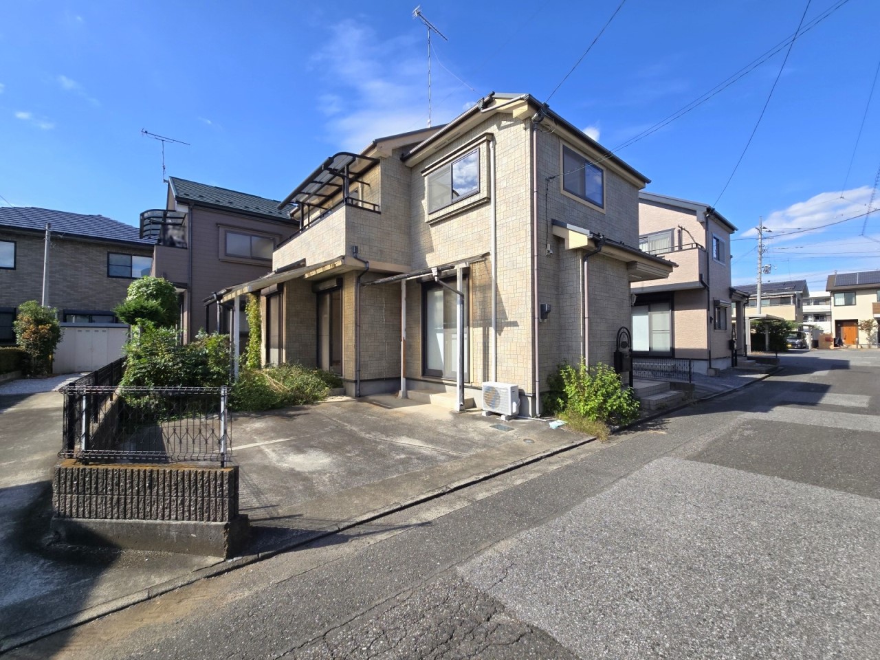 【外観】駐車スペース2台分あり!現地見学会開催中♪(2025年10月撮影)