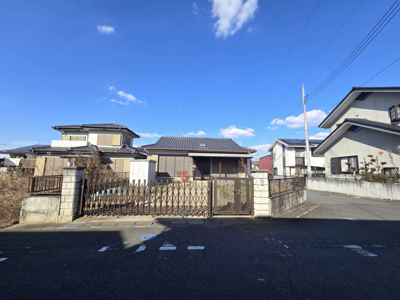 【外観】陽当たり良好な南東角地!明るく開放感あふれる平屋戸建です♪※2026年2月撮影